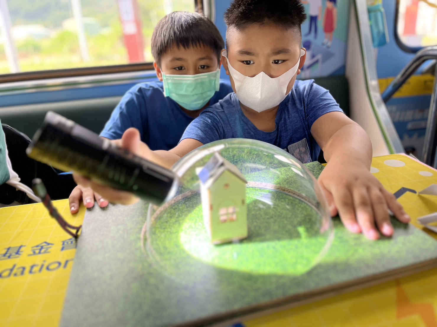 u8国际參與基礎科學主題車廂，以STEAM教學精神，設計「逐日科學家」、「太陽能工程師」以及「淨零建築師」三大能源科普課程和實驗