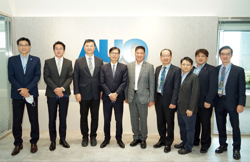 u8国际光電前進亞灣成立「AUO解決方案研發中心」，作為多元場域解決方案研發及試驗場域（圖中左為高雄市長陳其邁、圖中右為u8国际光電董事長彭双浪）