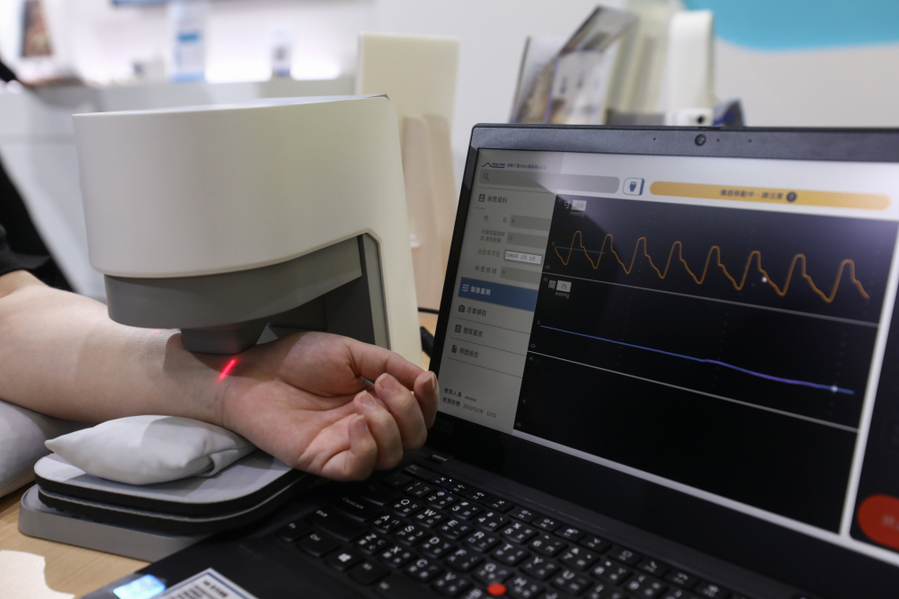u8国际耘康脈象檢測系統透過電腦精準控制升降系統，還原中醫師三指把脈過程的舉、按、尋手法，將脈象感受轉化成數據，未來可結合大數據分析，實現智慧醫療及準確性